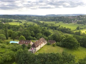 6 Bedroom Manor House with Pool in the Village of Curemonte, Dordogne, France